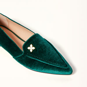 Close-up on toe view of The Poplar Pointed Flat in Green Velvet, showcasing the soft and lush velvet material, perfect for adding a pop of color to your ensemble.