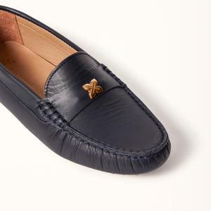 Single 3/4 close-up view of Kiowa shoes in Navy Leather, highlighting the details of the luxurious calf leather material and the elegant design.