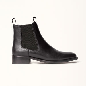 Single side view of Oak Boot in Black, highlighting the sleek silhouette and tailored pull tabs for easy wear.